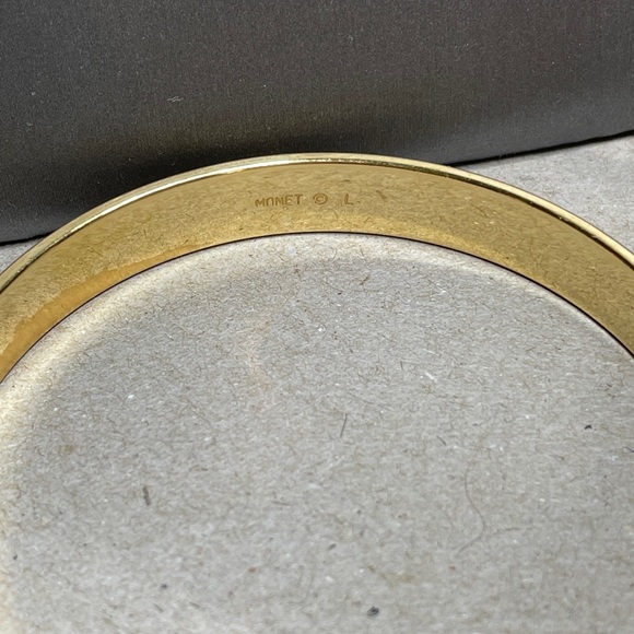 Monet Bangle Bracelet Gold tone Signed & Stamped Lg Vintage & Beautiful - Picture 3 of 6